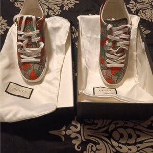 Gucci strawberry sneaker